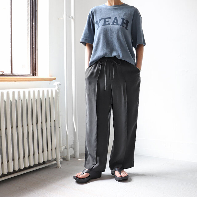 万能ブラック!
リラックス感がありながらも、センターステッチでキレイめな印象。
楽チンかつ、ラフになりすぎないのが魅力!
要チェックですよ〜〜!