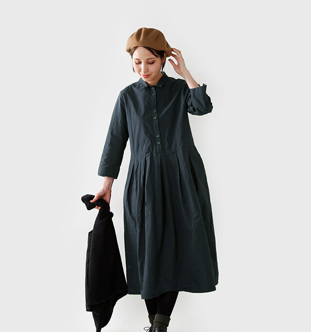 大人っぽい落ち着いた
雰囲気が魅力的な
ロング丈のシャツワンピース。
ウエストに大きく入った
タックが作りだす、
ふわりと広がる
シルエットが美しい1枚。
フロントボタンと
すっきりとした襟元が、
きちんと感漂う上品な印象です。
シンプルながらも
1枚で様になるワンピースなので、
色んなスタイルに活躍してくれそう。