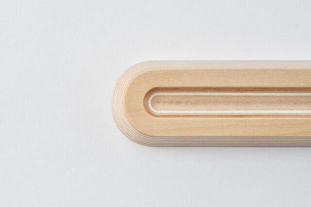 まるでミルフィールのような、再生紙と木材の繊細な重なり。日本の手仕事が織りなす、唯一無二のストライプ模様です。