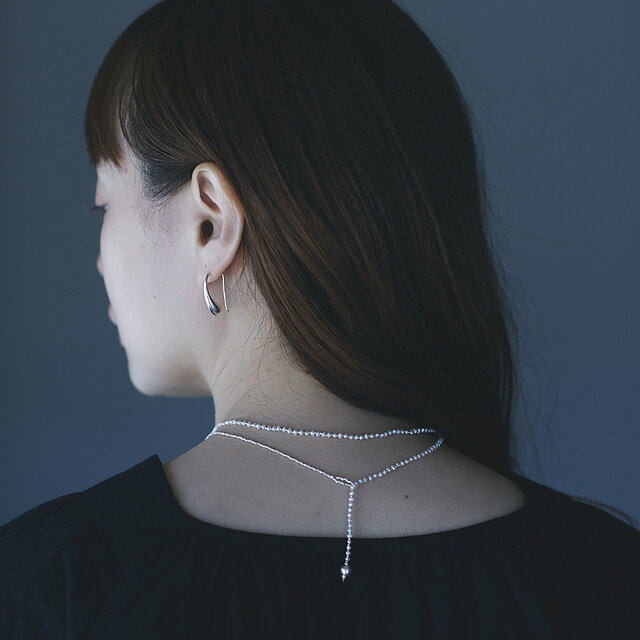 留め具には丸いシルバーパーツを使用しています。