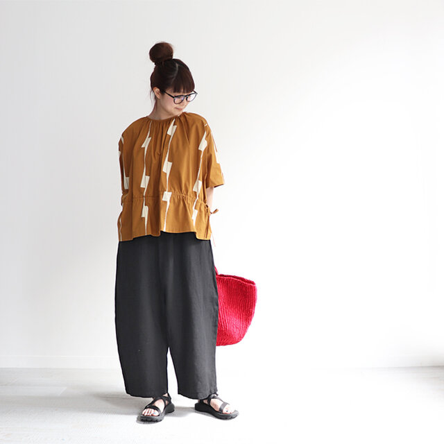 ピンク (レッドに近い濃いピンク) 着用、モデル身長:162cm