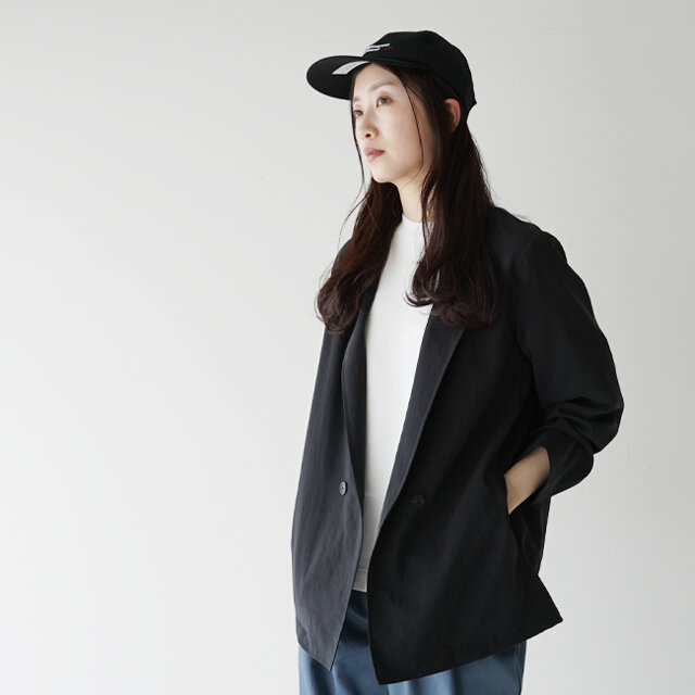リネンのようなドライな風合いのポリエステルジャケットは、軽量でサラッと快適な着心地。撥水性にも優れているため、天候を気にせずコーディネートできるのが特徴です。
普段の装いにプラスするだけで、ワンランク上の着こなしに仕上げてくれる一着。