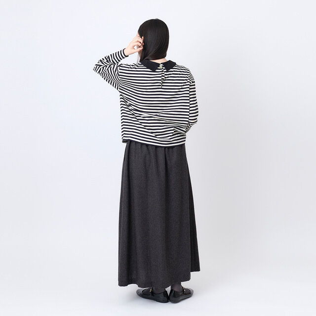 印象的な衿が、バックスタイルを引き締めます。