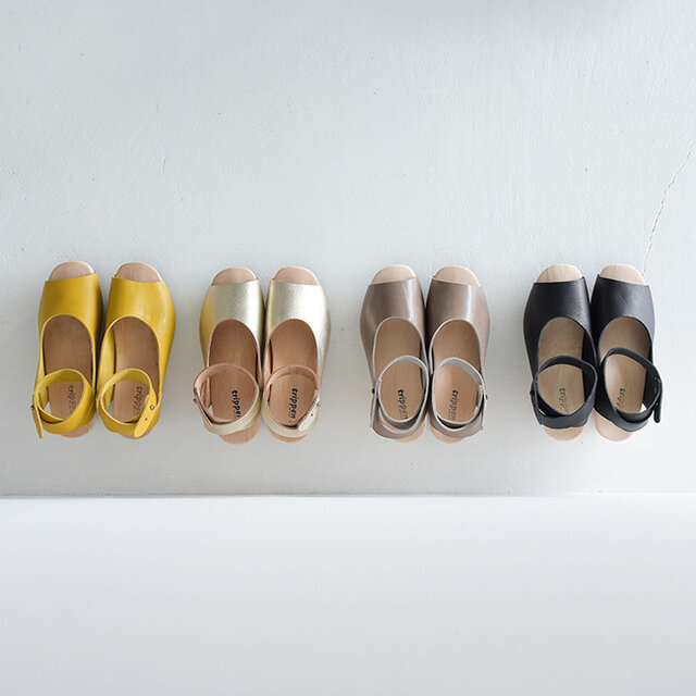 昔ながらのハンドクラフトの技術と、現代的なデザインとを結びつける『Wood』コレクションから ORINOCO(オリノコ)ウッドサンダルをセレクト。
木製のソールとレザーのアッパーがマッチした、レディライクな1足です。
トップラインからオープントゥ、ウェッジなど全体的に丸みを持たせたフォルムは、女性らしい”柔らかさ”を添えてくれます。
こだわりのカッティングからのぞく絶妙な肌感は、足を綺麗に魅せてくれますよ♪