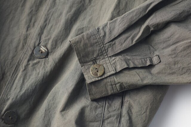 ジャケットの色合いにあったボタン。こういった細かい部分が、着やすさにつながっています。