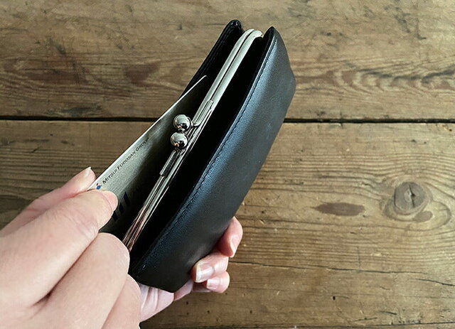 サイドにもポケットがあるので、レシートやカードが収まります。