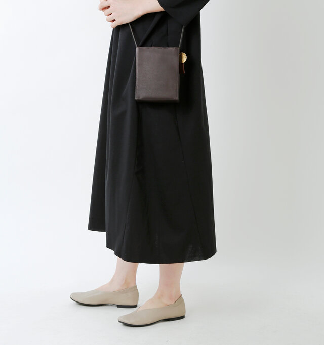 重さは約171g(size38計測)。フラットソールと軽いレザーでライトな履き心地です。