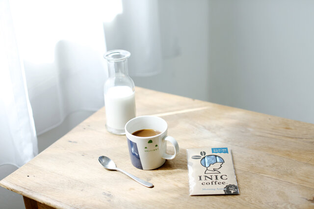 カフェオレ専用の「モーニングアロマ」。ふわりと広がるミルクの旨味、香り高いコーヒーのアロマ。2つが絶妙に調和して、残るのは濃厚で上質なとろける甘い余韻。パウダーをミルクだけで溶かす”極上のカフェオレ”を召し上がれ。