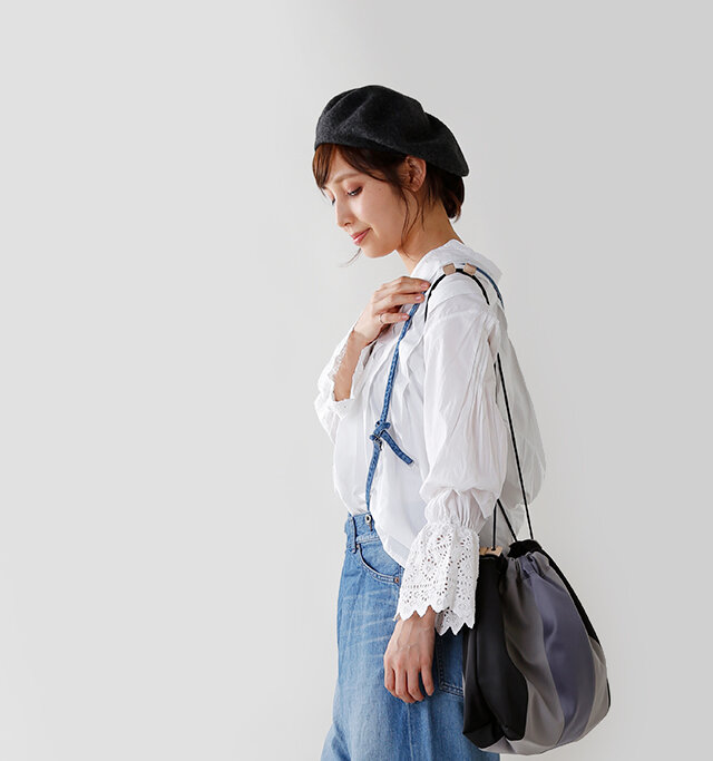 胸元とお袖にあしらったタックと、
袖口のレースが華やかで
フェミニンな印象のブラウス。
お袖は絞って
立体的なパフスリーブに仕上げ、
身頃部分はふんわりと美しい
フレアシルエットに。
柔らかくてハリのある、
素肌に心地良い
コットンポプリン生地は、
まだまだ暑い初秋を
涼やかな装いに。