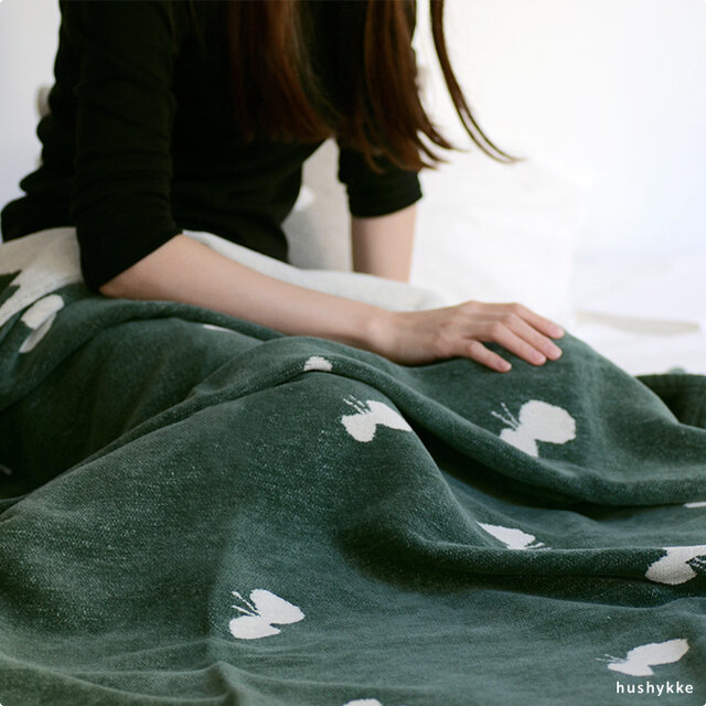 春と秋の気温差がある時や、冷房で体が冷えがちな時には、高密度に織られたコットンが外気から守ってくれるだけでなくこもった湿度を呼吸するようにコントロールしてくれるのでとても快適です。
