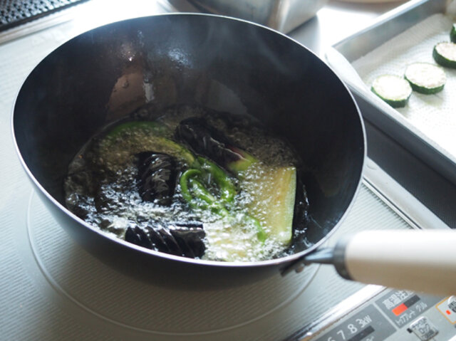 鉄鍋は油の温度が上がりやすく冷めにくいので、カラッと揚がります