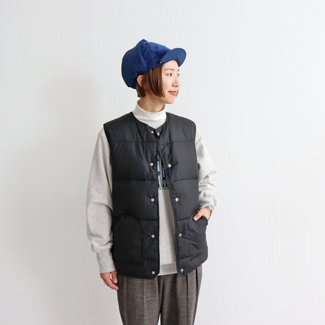 スウェットなど肉感のあるインナーの上からでもレイヤードしやすいサイズ感です◎