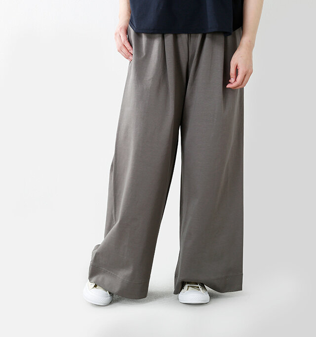 先シーズンも大好評だった
ストンとした
美シルエットのワイドパンツ。
デイリーカジュアルから
キレイめまでお使いいただける
ベーシックなデザイン。かっこよく美シルエットに仕上がる有能ボトムスです。ラクチンな履き心地の良さも兼ね備えた、女性に嬉しい一本です。