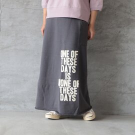 BLUE LAKE MARKET|裏毛ハロ加工プリントロゴスカート