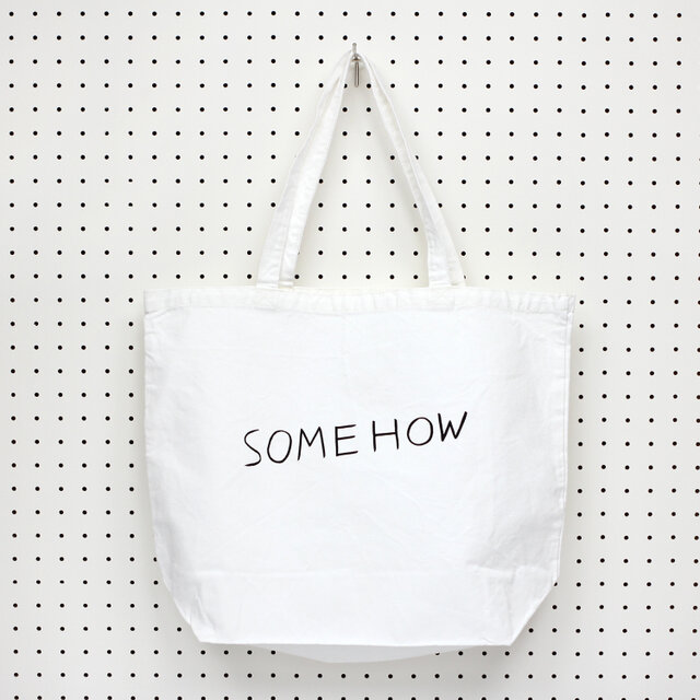 欧米で「なんとかして」「どうにかして」などの意味で使われる「SOMEHOW」の文字を描いたトートバッグ。