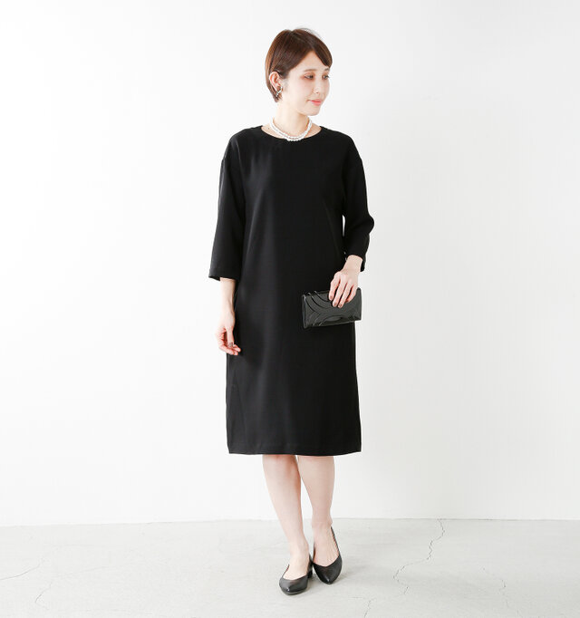 color : black / size : 38
セレモニーやお食事会など、フォーマルなシーンで一番活躍してくれるスタイルです。
イヤリングやネックレスなど、華やかなアクセサリーをプラスしたスタイリングもとても似合います。