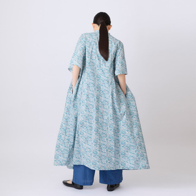 動くたびにふんわりと揺れるシルエットが、後ろ姿まで軽やかで印象的に見せてくれます。