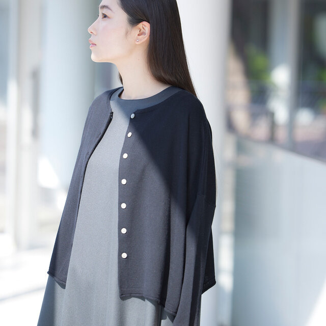 さらりと羽織るだけで、装いに落ち着いた上品さを添えてくれるカーディガン。