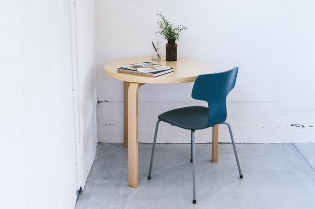 90Bテーブル

コンパクトな円形テーブルは、ベッドールームやリビングのサイドテーブルにぴったり。アアルト特有の曲木脚がすっきりシンプルなデザインです。