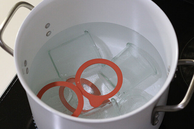 WECKは煮沸消毒が可能です。
まずはWECKをしっかり洗浄します。
その後水がぬるま湯に入れ、沸騰してから約5分間煮沸すればOK。
これでいつでも清潔な状態を保てますよ♪
特にジャムを作る時など、何かを長期保存する際に煮沸消毒は必須です。
(煮沸する際は沸騰したお湯に直接入れないでください。温度差が大きいと破損の原因になります。)