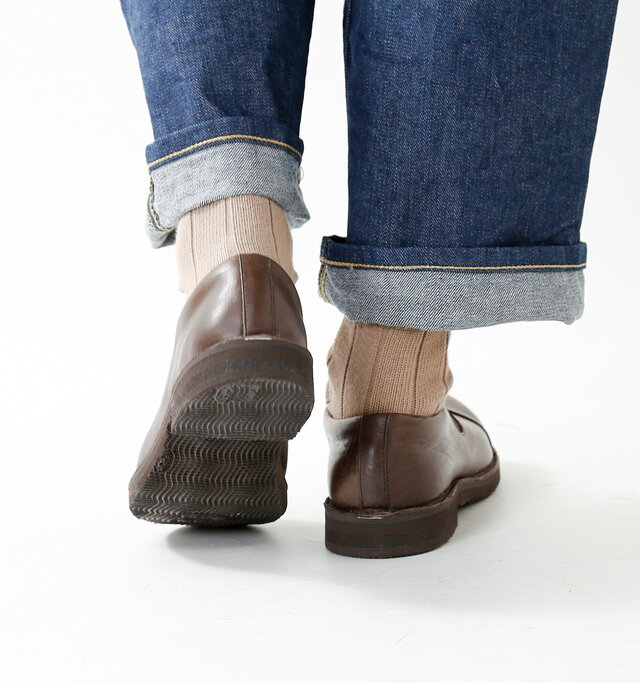 Vibram(ビブラム)社は、登山家であるイタリア人、ヴィターレ・ブラマーニ(Vitale Bramani)により、1937年に創立。登山における厳しい環境の中で、軽さ、耐久性、機能性、そして安全性の高いラバーソールの開発に従事。現在は登山靴だけでなくワークブーツとしても使用されており、タウンユースとしても人気のソールメーカーとして知られています。