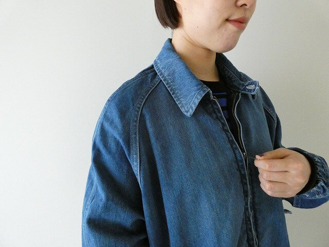 フロントはファスナー開きです。