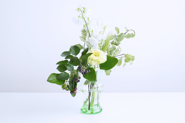 そんな「house doctor」から登場するのは、涼しげで美しい発色のリサイクルガラスで作られた水耕栽培用のフラワーベース「Hyacinth Vase Lily（ヒヤシンス ベース リリー）」。