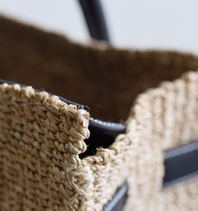 全て職人の手によって
ハンドメイド。
しっかりと丁寧に編まれているのが
よくわかります。