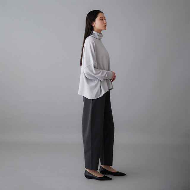 総針で編み立てたパンツは、しっかりとした編み地にすることで、型崩れしにくく、きれいなシルエットをキープ。
ほどよい厚みがありながらも、軽やかな穿き心地で、長時間着てもストレスを感じにくいのが魅力です。