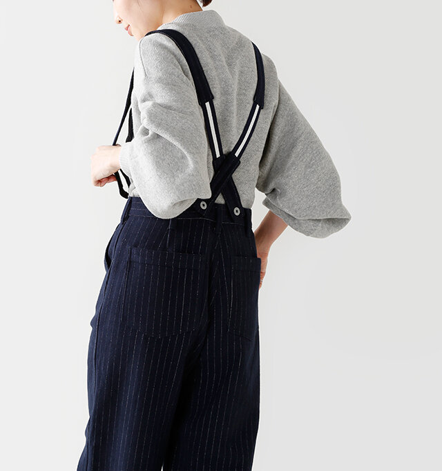 生地は柔らかくふんわりした
タッチが特徴的なコットンメルトンを
使用したサスペンダーパンツ。
カジュアルながら、ストンとした
美しいストレートシルエットが
洗練された大人の雰囲気を演出します。