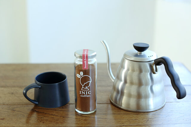 飲み終わった後も使える瓶タイプ。こちらは55g入りです。INIC coffeeのロゴとキャラクターが描かれた瓶は、インテリアとしても◎