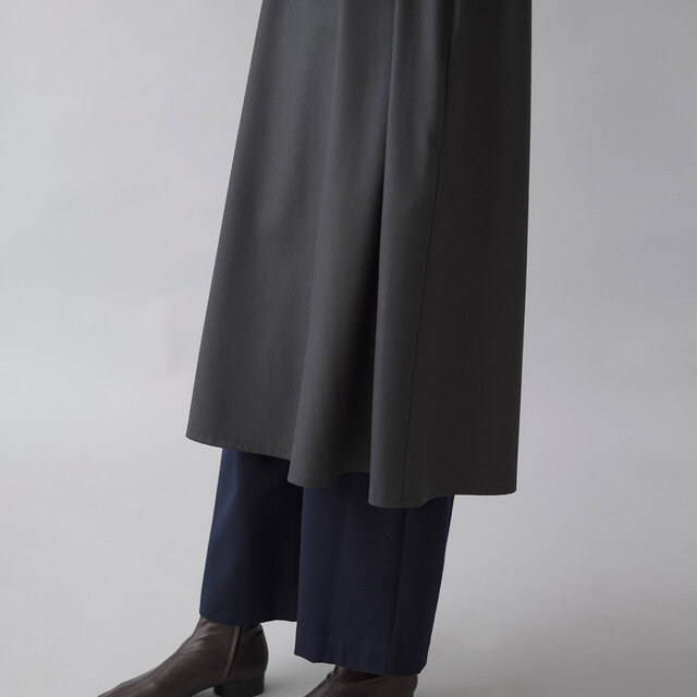 裾の分量もほどよく、やわらかに広がるシルエットが魅力です。