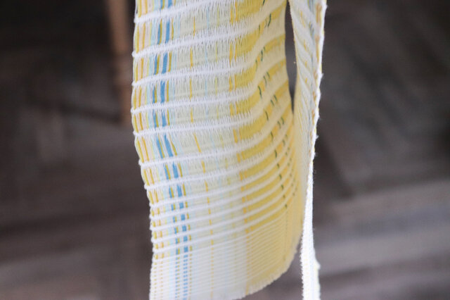 先につれてヨコ糸の間隔が狭くなり織り布になってゆく