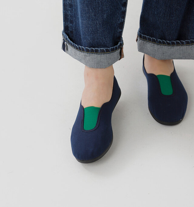 ツートンカラーが
目をひく
楽チンシューズ