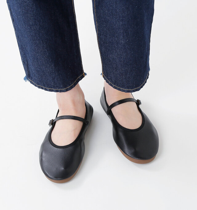 柔らかいレザーでこなれた雰囲気に。
芯がないので履き始めから心地よく、
次第に履く人の足の形にあわせて
馴染んでいきます。