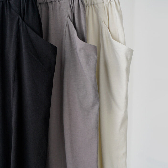 左からblack、otter gray 、antique white