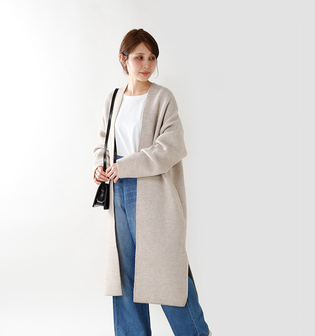 日本に数台しかない
希少なインレイ編機で
試行を重ねて作り上げた
エアリースポンジッシュニットを使用。
ニットの風合いと軽さを生かして、
上品なロングカーディガンに
仕上げました。
ボタンレスのミニマムなデザインで、
さっと羽織ることが出来ます。
秋口はライトアウターとして、
真冬はコートのインとして、
長くご愛用いただける魅力的なアイテム。