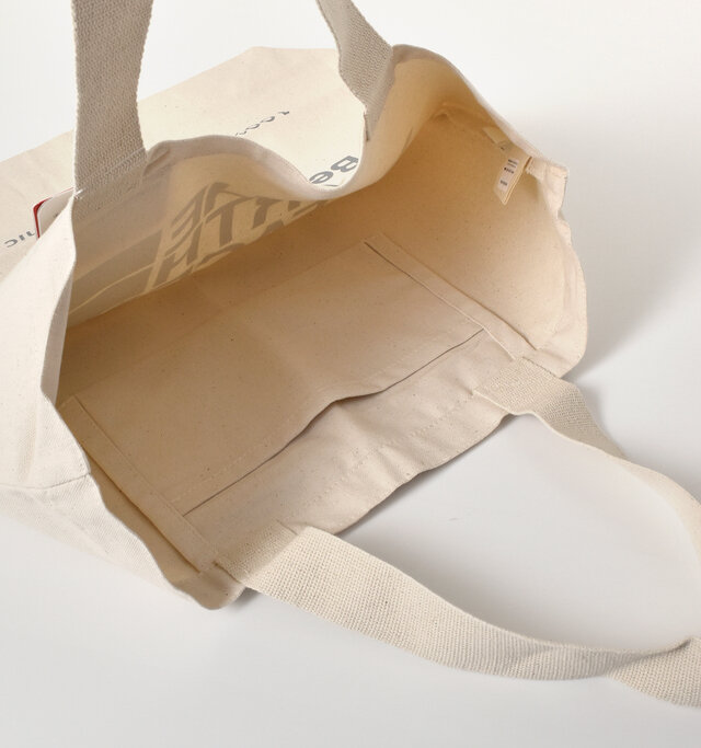 内側にポケットが1つ付いているので、荷物の仕分けもしやすく便利◎
