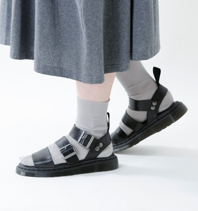素足にはもちろん、ソックスとの組み合わせも色々と楽しめるシンプルなデザインが魅力的です。