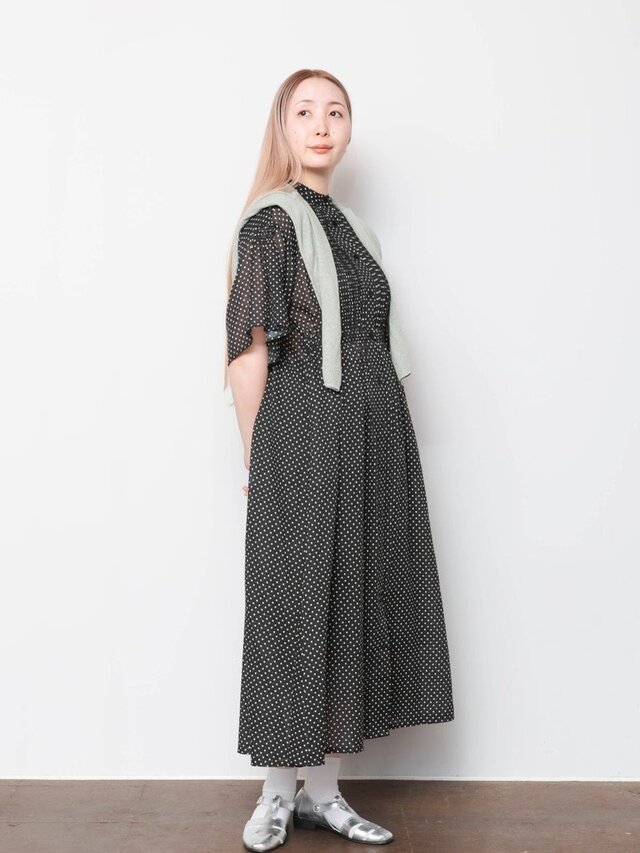 差し色でカーディガンを肩掛けしたスタイル