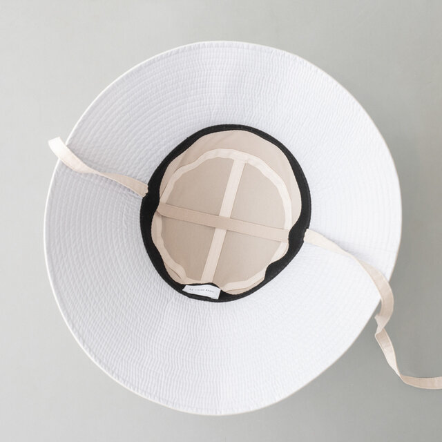 取り外し可能な紐付きで、風の強い日や自転車に乗るときも安心。使わないときは簡単に外せるので、すっきりとした印象でかぶれます。頭や耳に干渉しにくい設計にしました。