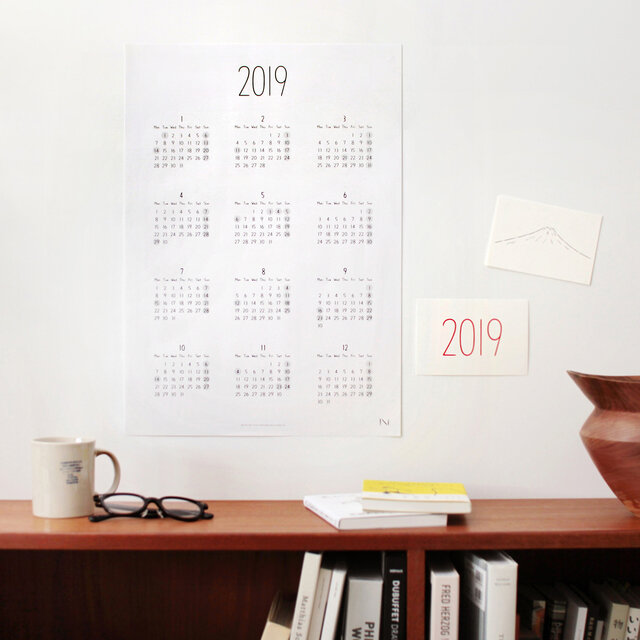 1年のカレンダーが一目でわかる、ポスタータイプ。
手書きの文字でやさしい雰囲気のカレンダーです。
モノトーンで余白が多めのシンプルなデザインはお部屋を選びません。