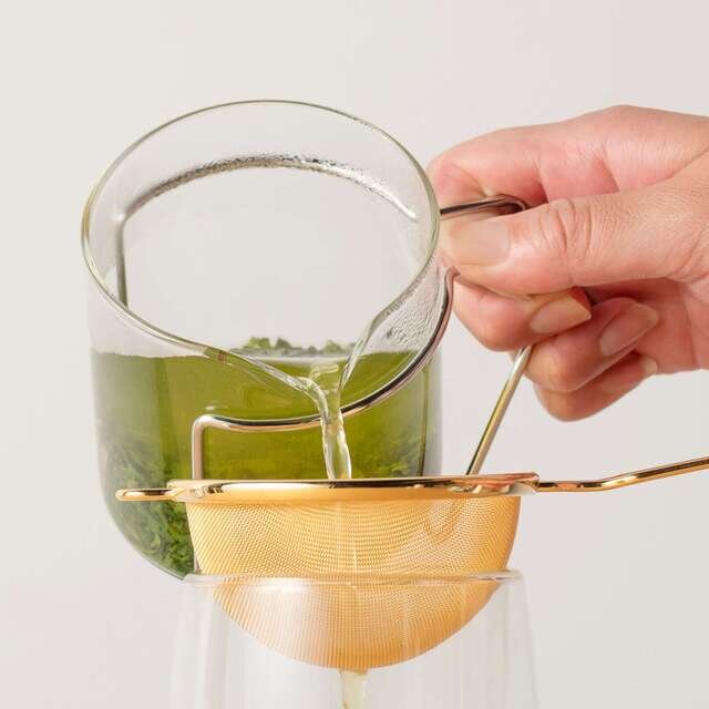 茶こしに馴染むガラス製急須は開発・製造に関わっている「OchaSURU?Glass Kyu-su」(伊藤園)の急須(大)です。お湯を注ぐとき茶葉が躍る様を見ることができ、お茶を淹れる時間もお楽しみいただけます。見た目はスリムながら、体積が大きくしっかり対流するので、お茶のおいしさを最大限に引き出します。