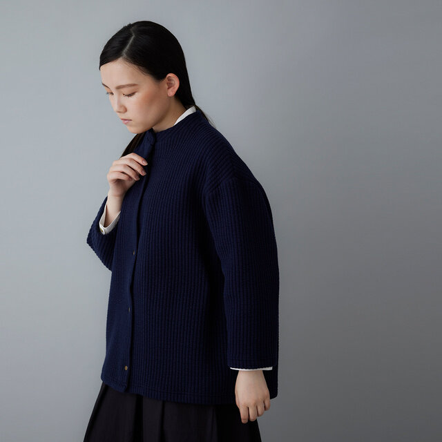 インナーがそっと覗く、さりげない重ねの美しさ。