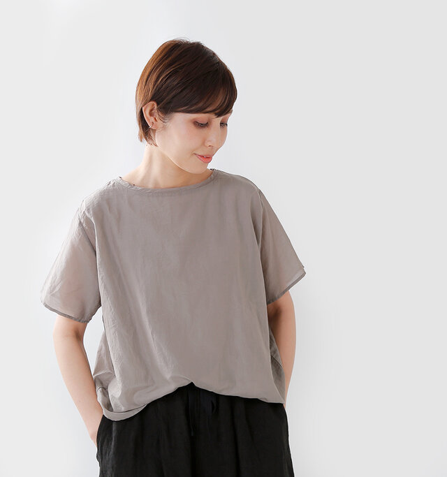 ふわりとした
コットンシルクの質感が印象的な、
2枚重ねになった
プレーンなTシャツ。
肩と身頃を広く取った
トレンド感のあるシルエット。
生地の柔らかさと落ち感を生かして、
大げさなオ―バーサイズではなく、
ほんのりと広がる形が好印象。