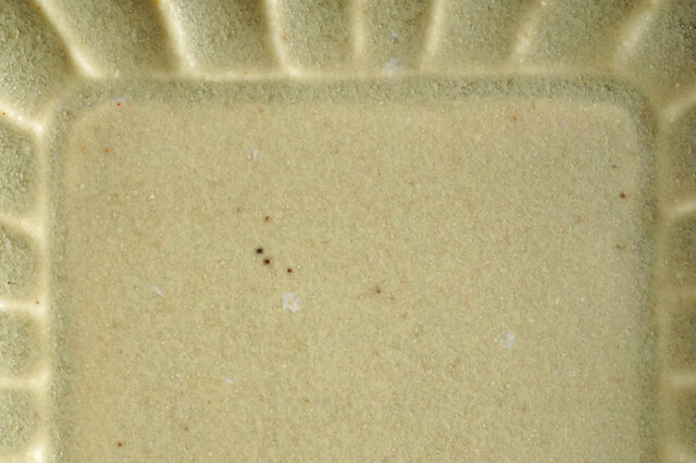 鉄点や、釉薬が結晶化した白い斑点が見られます。