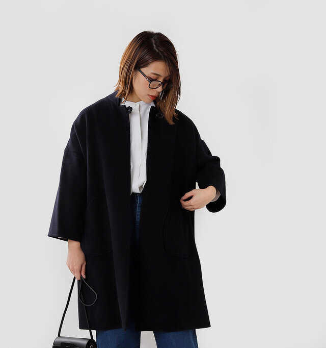 落ち感のある
ビックシルエット。
軽くて柔らかい
スタンドカラーコート。