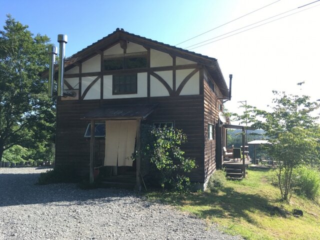 大工さんと3人で建てたという、豆岳珈琲の建物。