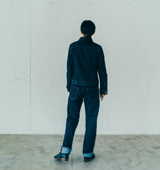 タイトすぎず、ゆったり過ぎない、絶妙なストレートシルエット。