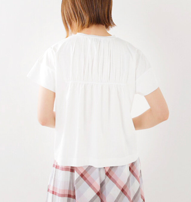 ギャザーがたっぷり施されたバックスタイル。ふんわりとエアリーな仕上がりです。裾がふわりと広がる涼しげでフェミニンな要素と、カジュアルにデイリー使いできる実用性をあわせ持っています。
